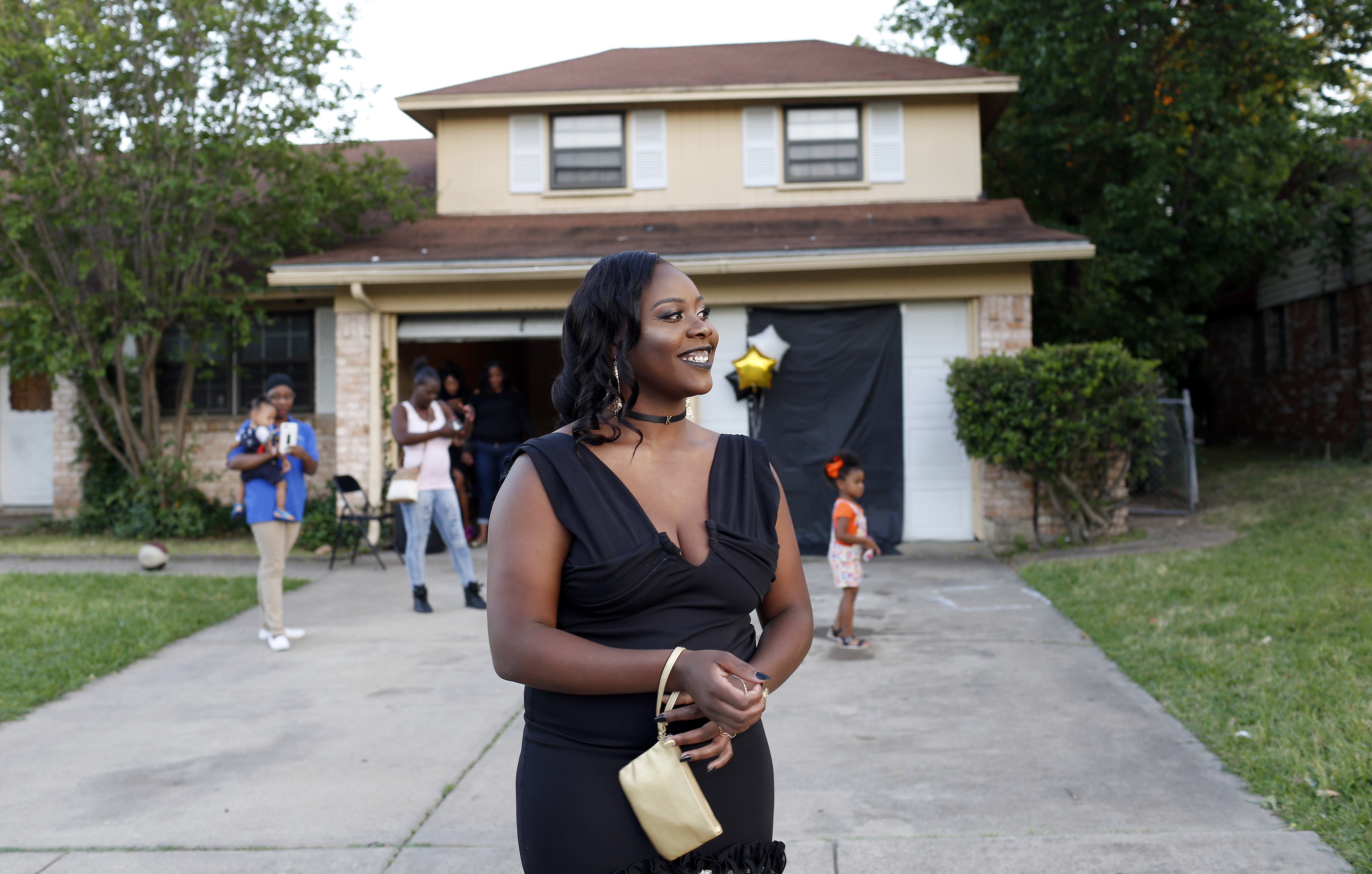Kelli Bowdy waits for the car to pull up before leaving for prom. Photo/Lara Solt